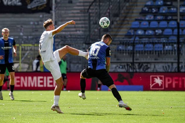 Deutschland: Fussball Saison 2026 2027 , 3. Liga , 4. Spieltag , SV Waldhof Mannheim 07 vs. SC Verl - Carl-Benz-Stadion (Mannheim) : Julian Ulbricht (SV Waldhof Mannheim, 10) im Zweikampf mit Joshua Eze (SC Verl, 6) Mannheim Carl-Benz-Stadion Deutschland Germany Copyright: xBennetxLongx