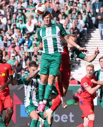 Bremen - RB Leipzig Bundesliga Bremen, 05.09.2026, Weserstadion, Fußball, 1.Bundesliga, 2.Spieltag , SV Werder Bremen vs. RB Leipzig , Im Bild von vorn: Marco Grüll Gruell ( 17, Bremen), Maxime Esteve ( 3, RBL). , Nur zur redaktionellen Nutzung. Only editorial use. , DFL DFB regulations prohibit any use of photographs as image sequences and or quasi-video. , *** Bremen vs. RB Leipzig, Bundesliga, Bremen, September 5, 2026, Weserstadion, Soccer, Bundesliga 1, Matchday 2, SV Werder Bremen vs. RB Leipzig, Pictured from the front: Marco Grüll (No. 17), Bremen, Maxime Esteve (No. 3), RBL, For editorial use only, DFL and DFB regulations prohibit any use of photographs as image sequences and or quasi-video,