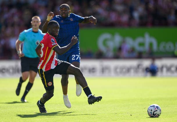 Brentford v Sunderland Premier League Michael Kayode of Brentford passes the ball during the Premier League match at the Gtech Community Stadium, Brentford 05 09 2026 UK Newspapers OUT Copyright: xGraemexWilcocksonx FIL-23898-0065