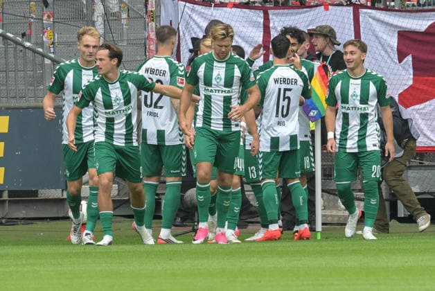 Torjubel bei Werder Bremen nach dem 1:0 , SV Werder Bremen - RB Leipzig, Fussball, Bundesliga, DFL, 05.9.2026 DFB regulations prohibit any use of photographs as image sequences and or quasi-video Bremen Bremen Deutschland *** Goal celebration at Werder Bremen after the 1-0 win; SV Werder Bremen vs. RB Leipzig; soccer; Bundesliga; DFL; May 9, 2026. DFB regulations prohibit any use of photographs as image sequences and or quasi-video. Bremen, Germany Copyright: xkolbert-press BurghardxSchreyerx