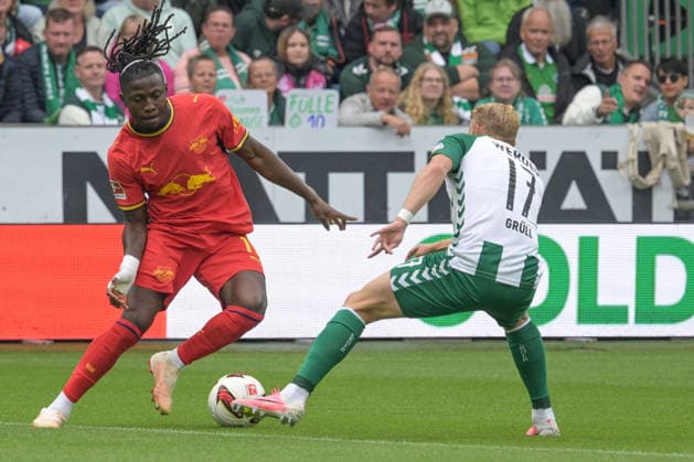 v. li. im Zweikampf Johan Bakayoko (RB Leipzig 11) und Marco Gruell (SV Werder Bremen 17), SV Werder Bremen - RB Leipzig, Fussball, Bundesliga, DFL, 05.9.2026 DFB regulations prohibit any use of photographs as image sequences and or quasi-video Bremen Bremen Deutschland *** From left: Johan Bakayoko (RB Leipzig, No. 11) and Marco Gruell (SV Werder Bremen, No. 17) in a one-on-one battle; SV Werder Bremen vs. RB Leipzig, soccer, Bundesliga, DFL, September 5, 2026. DFB regulations prohibit any use of photographs as image sequences and or quasi-video. Bremen, Germany Copyright: xkolbert-press BurghardxSchreyerx