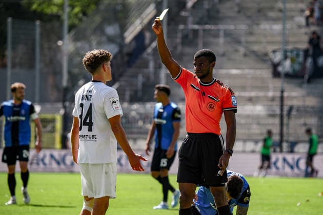 Deutschland: Fussball Saison 2026 2027 , 3. Liga , 4. Spieltag , SV Waldhof Mannheim 07 vs. SC Verl - Carl-Benz-Stadion (Mannheim) : Janne Berner (SC Verl, 34) bekommt die gelbe Karte Mannheim Carl-Benz-Stadion Deutschland Germany Copyright: xBennetxLongx