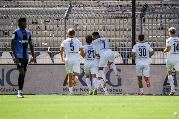 Deutschland: Fussball Saison 2026 2027 , 3. Liga , 4. Spieltag , SV Waldhof Mannheim 07 vs. SC Verl - Carl-Benz-Stadion (Mannheim) : Mannschaft jubelt zum 0:1 Führungstreffer, Tor, Torjubel, Jubel, Freude, Emotionen Mannheim Carl-Benz-Stadion Deutschland Germany Copyright: xBennetxLongx