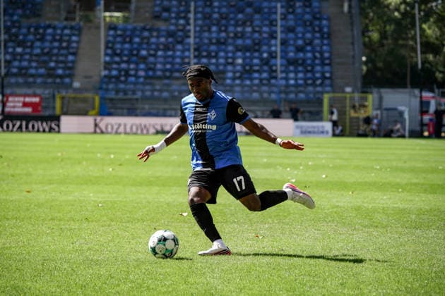 Deutschland: Fussball Saison 2026 2027 , 3. Liga , 4. Spieltag , SV Waldhof Mannheim 07 vs. SC Verl - Carl-Benz-Stadion (Mannheim) : Darnell Keumo (SV Waldhof Mannheim, 17) am Ball, im Ballbesitz Mannheim Carl-Benz-Stadion Deutschland Germany Copyright: xBennetxLongx