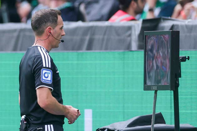 Schiedsrichter Benjamin Brand schaut sich ein moegliches Foulspiel von Torhueter Karl Hein (Werder Bremen) an Antonio Nusa (RB Leipzig) auf dem Monitor an waehrend des Spiels der 1. Bundesliga zwischen SV Werder Bremen und RB Leipzig, Weserstadion am 05. September 2026 in Bremen, Deutschland. (Foto von Marco Steinbrenner DeFodi Images) +++ Schiedsrichter Benjamin Brand looks at a possible foul by goalkeeper Karl Hein (Werder Bremen) on Antonio Nusa (RB Leipzig) on the monitor during the Bundesliga match between SV Werder Bremen and RB Leipzig at Weserstadion on September 5, 2026 in Bremen, Germany. (Photo by Marco Steinbrenner DeFodi Images) DFB DFL REGULATIONS PROHIBIT ANY USE OF PHOTOGRAPHS AS IMAGE SEQUENCES AND OR QUASI-VIDEO. (Photo by Marco Steinbrenner DeFodi Images) - *** Referee Benjamin Brand watches a possible foul by Werder Bremen goalkeeper Karl Hein on Antonio Nusa of RB Leipzig on the monitor during the Bundesliga match between SV Werder Bremen and RB Leipzig at the Weserstadion on September 5, 2026, in Bremen, Germany. Photo by Marco Steinbrenner, DeFodi Images. Referee Benjamin Brand looks at a possible foul by Werder Bremen goalkeeper Karl Hein on RB Leipzig’s Antonio Nusa on the monitor during the Bundesliga match between SV Werder Bremen and RB Leipzig at Weserstadion on September 5, 2026 in Bremen, Germany. Photo by Marco Steinbrenner, DeFodi Images. DFB and DFL regulations prohibit any use of photographs as image sequences and or quasi-video. Photo by Marco Steinbrenner, DeFodi Images.