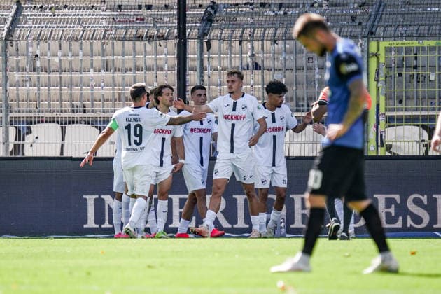 Deutschland: Fussball Saison 2026 2027 , 3. Liga , 4. Spieltag , SV Waldhof Mannheim 07 vs. SC Verl - Carl-Benz-Stadion (Mannheim) : Mannschaft jubelt zum 0:1 Führungstreffer, Tor, Torjubel, Jubel, Freude, Emotionen Mannheim Carl-Benz-Stadion Deutschland Germany Copyright: xBennetxLongx