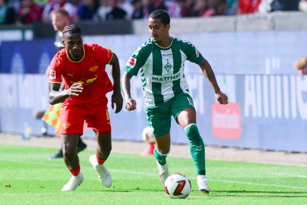 Ezechiel Banzuzi (RB Leipzig) und Arthur (Werder Bremen) kaempfen um den Ball waehrend des Spiels der 1. Bundesliga zwischen SV Werder Bremen und RB Leipzig, Weserstadion am 05. September 2026 in Bremen, Deutschland. (Foto von Marco Steinbrenner DeFodi Images) +++ Ezechiel Banzuzi (RB Leipzig) und Arthur (Werder Bremen) battle for the ball during the Bundesliga match between SV Werder Bremen and RB Leipzig at Weserstadion on September 5, 2026 in Bremen, Germany. (Photo by Marco Steinbrenner DeFodi Images) DFB DFL REGULATIONS PROHIBIT ANY USE OF PHOTOGRAPHS AS IMAGE SEQUENCES AND OR QUASI-VIDEO. (Photo by Marco Steinbrenner DeFodi Images) - *** Ezechiel Banzuzi of RB Leipzig and Arthur of Werder Bremen battle for the ball during the Bundesliga match between SV Werder Bremen and RB Leipzig at Weserstadion on September 5, 2026, in Bremen, Germany. Photo by Marco Steinbrenner, DeFodi Images. Ezechiel Banzuzi of RB Leipzig and Arthur of Werder Bremen battle for the ball during the Bundesliga match between SV Werder Bremen and RB Leipzig at Weserstadion on September 5, 2026 in Bremen, Germany. Photo by Marco Steinbrenner, DeFodi Images. DFB and DFL regulations prohibit any use of photographs as image sequences and or quasi-video. Photo by Marco Steinbrenner, DeFodi Images.