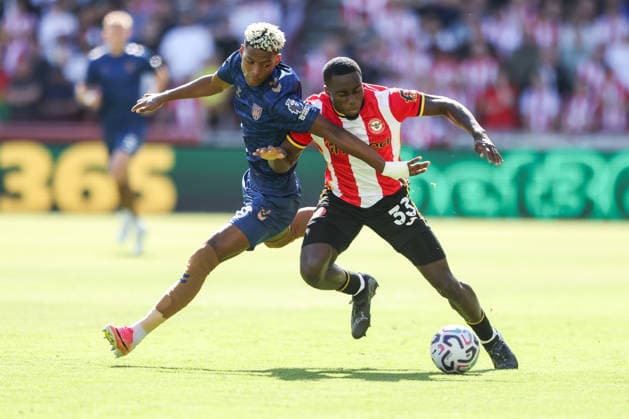 5th September 2026; Gtech Community Stadium, Brentford, London, England; Premier League Football, Brentford versus Sunderland; Nilson Angulo of Sunderland and Michael Kayode of Brentford compete for the ball HenningxvonxJagow
