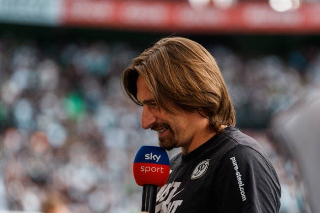 Deutschland: Fußball 1. Bundesliga Männer 2026 - 2027, 2. Spieltag - VfL Borussia Mönchengladbach vs SV Elversberg (ista Borussia Park): Interview vor dem Spiel bei Sky von Vincent Wagner (Trainer SV Elversberg) *** Germany Soccer 1st Bundesliga Men 2026–2027, Matchday 2: VfL Borussia Mönchengladbach vs. SV Elversberg—Pre-game interview at Borussia Park on Sky with Vincent Wagner, coach of SV Elversberg Copyright: xThiemoxRudolphx
