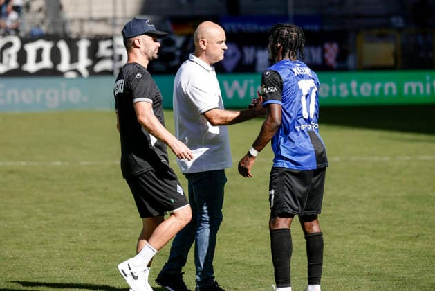 05.09.2026, xhettx, Fussball 3.Liga, SV Waldhof Mannheim - SC Verl v.l. Rui Mota (SV Waldhof Mannheim, Trainer) klatscht mit Owono Keumo (SV Waldhof Mannheim, 17) ab