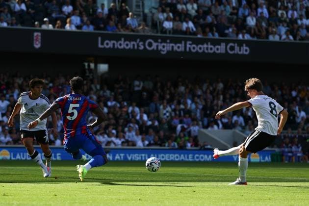 Cesar Palacios of Fulham with a shot on goal Fulham v Crystal Palace, Premier League Football, Football, Craven Cottage, London, UK - 05 Sep 2026London Craven Cottage United Kingdom EDITORIAL USE ONLY No use with unauthorised audio, video, data, fixture lists, club league logos or live services. Online in-match use limited to 120 images, no video emulation. No use in betting, games or single club league player publications. Copyright: xSimonxDael Shutterstockx 17134974bd