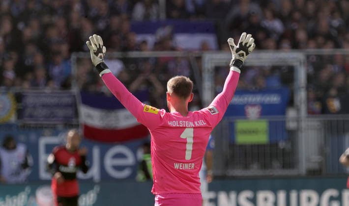 Torhueter Timon Weiner (Holstein Kiel) Fussball, Herren, Saison 2026 2027, 2.BL, Holstein Stadion, Holstein Kiel gegen 1.FC Nuernberg, 2-2 DFL REGULATIONS PROHIBIT ANY USE OF PHOTOGRAPHS AS IMAGE SEQUENCES AND OR QUASI-VIDEO. *** Goalkeeper Timon Weiner, Holstein Kiel Soccer, Men s Team, 2026–2027 Season, 2. Bundesliga, Holstein Stadium, Holstein Kiel vs. 1. FC Nuremberg, 2–2. DFL regulations prohibit any use of photographs as image sequences and or quasi-video.