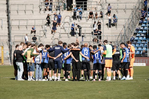05.09.2026, xhettx, Fussball 3.Liga, SV Waldhof Mannheim - SC Verl v.l. Waldhof steht nach dem Spiel im Kreis zusammen