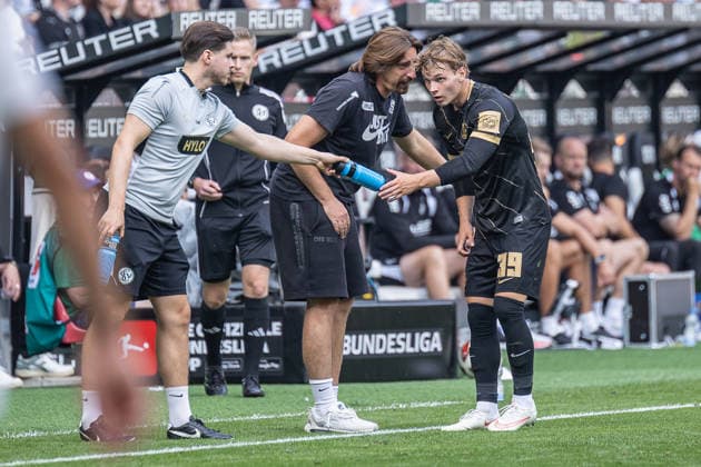 Fussball Bundesliga, Borussia Mönchengladbach vs. SV Elversberg, 05.09.2026 Vincent Wagner (SV Elversberg - Trainer) mit Tipps für Cole Campbell (SV Elversberg 39) -- Fussball Bundesliga, Borussia Mönchengladbach vs. SV Elversberg, 05.09.2026, ista Borussia Park, Mönchengladbach -- DFL REGULATIONS PROHIBIT ANY USE OF PHOTOGRAPHS AS IMAGE SEQUENCES AND OR Q‹UASI-VIDEO. *** German Bundesliga, Borussia Mönchengladbach vs. SV Elversberg, September 5, 2026 Vincent Wagner, SV Elversberg coach, offers tips for Cole Campbell, SV Elversberg 39 German Bundesliga, Borussia Mönchengladbach vs. SV Elversberg, September 5, 2026, ista Borussia Park, Mönchengladbach DFL regulations prohibit any use of photographs as image sequences and or quasi-video Copyright: xBEAUTIFULxSPORTS Derixx