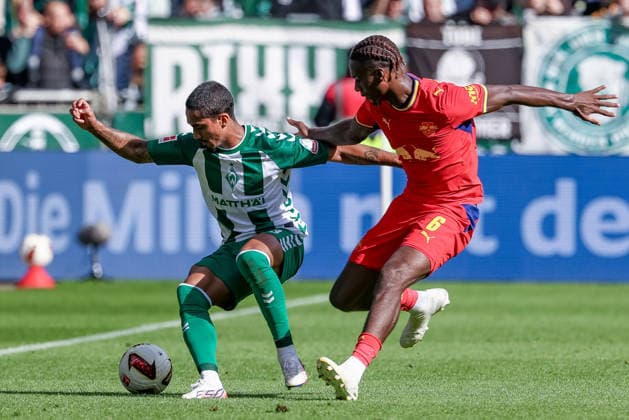 v.li.: Arthur (SV Werder Bremen, 13) und Ezechiel Banzuzi (RB Leipzig, 6) im Zweikampf, Duell, Dynamik, Aktion, Action, Spielszene, DIE DFL-RICHTLINIEN UNTERSAGEN JEGLICHE NUTZUNG VON FOTOS ALS SEQUENZBILDER UND ODER VIDEOAÌˆHNLICHE FOTOSTRECKEN. DFL REGULATIONS PROHIBIT ANY USE OF PHOTOGRAPHS AS IMAGE SEQUENCES AND OR QUASI-VIDEO., 05.09.2026, Bremen (Deutschland), Fussball, Bundesliga, SV Werder Bremen - RB Leipzig *** Arthur (SV Werder Bremen, 13) and Ezechiel Banzuzi (RB Leipzig, 6) in a one-on-one battle, duel, dynamic play, action, game scene, DFL REGULATIONS PROHIBIT ANY USE OF PHOTOGRAPHS AS SEQUENCE IMAGES AND OR VIDEO-LIKE PHOTO SERIES DFL REGULATIONS PROHIBIT ANY USE OF PHOTOGRAPHS AS IMAGE SEQUENCES AND OR VIDEO-LIKE PHOTO SERIES, May 9, 2026, Bremen, Germany, Soccer, Bundesliga, SV Werder Bremen vs. RB Leipzig xobx
