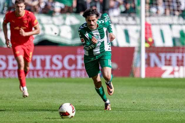 Eren Dinkci (SV Werder Bremen, 18) am Ball, Einzelbild, Ganzkörper, Aktion, Action, Spielszene, DIE DFL-RICHTLINIEN UNTERSAGEN JEGLICHE NUTZUNG VON FOTOS ALS SEQUENZBILDER UND ODER VIDEOAÌˆHNLICHE FOTOSTRECKEN. DFL REGULATIONS PROHIBIT ANY USE OF PHOTOGRAPHS AS IMAGE SEQUENCES AND OR QUASI-VIDEO., 05.09.2026, Bremen (Deutschland), Fussball, Bundesliga, SV Werder Bremen - RB Leipzig *** Eren Dinkci, SV Werder Bremen, age 18, on the ball, single frame, full-body shot, action, game scene, DFL REGULATIONS PROHIBIT ANY USE OF PHOTOGRAPHS AS IMAGE SEQUENCES AND OR VIDEO-LIKE PHOTO SERIES DFL REGULATIONS PROHIBIT ANY USE OF PHOTOGRAPHS AS IMAGE SEQUENCES AND OR QUASI-VIDEO, May 9, 2026, Bremen, Germany, Soccer, Bundesliga, SV Werder Bremen vs. RB Leipzig xobx