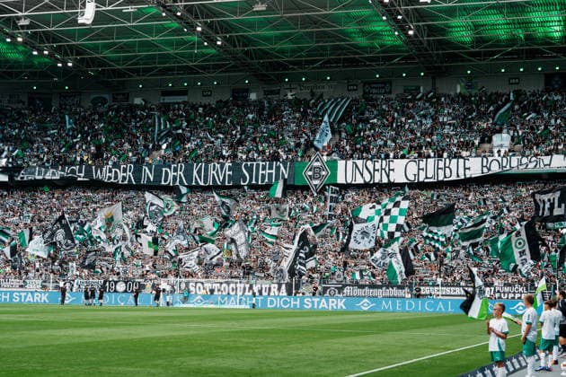 Deutschland: Fußball 1. Bundesliga Männer 2026 - 2027, 2. Spieltag - VfL Borussia Mönchengladbach vs SV Elversberg (ista Borussia Park): Choreografie, Choreo, Nordkurve, erstes Heimspiel, Pyro, Rauch *** Germany Men s Soccer Bundesliga 1 2026–2027, Matchday 2: VfL Borussia Mönchengladbach vs. SV Elversberg at Borussia Park—choreography, North Stand, first home game, pyrotechnics, smoke Copyright: xThiemoxRudolphx