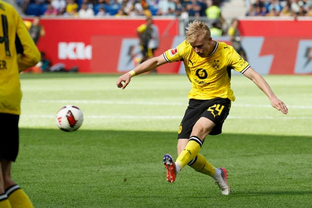 Im Bild: Daniel Svensson (Borussia Dortmund, 24) mit dem Schuss aus der Distanz 05.09.2026, TSG 1899 Hoffenheim - Borussia Dortmund, 1. Bundesliga, 2. Spieltag, Deutschland, Sinsheim, SNP Arena, DFL REGULATIONS PROHIBIT ANY USE OF PHOTOGRAPHS AS IMAGE SEQUENCES AND OR QUASI-VIDEO. *** Pictured: Daniel Svensson of Borussia Dortmund, 24, taking a long-range shot on September 5, 2026, TSG 1899 Hoffenheim vs. Borussia Dortmund, Bundesliga 1, Matchday 2, Germany, Sinsheim, SNP Arena, DFL REGULATIONS PROHIBIT ANY USE OF PHOTOGRAPHS AS IMAGE SEQUENCES AND OR QUASI-VIDEO Copyright: HMBxMedia xJulienxBecker