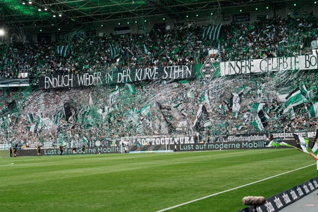 Deutschland: Fußball 1. Bundesliga Männer 2026 - 2027, 2. Spieltag - VfL Borussia Mönchengladbach vs SV Elversberg (ista Borussia Park): Choreografie, Choreo, Nordkurve, erstes Heimspiel, Pyro, Rauch *** Germany Men s Soccer Bundesliga 1 2026–2027, Matchday 2: VfL Borussia Mönchengladbach vs. SV Elversberg at Borussia Park—choreography, North Stand, first home game, pyrotechnics, smoke Copyright: xThiemoxRudolphx