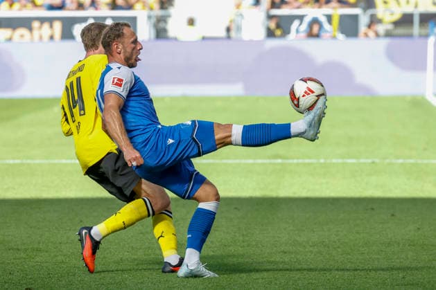 Im Bild: v.li. Maximilian Beier (Borussia Dortmund, 14) gegen Vladimir Coufal (TSG 1899 Hoffenheim, 34) am Ball 05.09.2026, TSG 1899 Hoffenheim - Borussia Dortmund, 1. Bundesliga, 2. Spieltag, Deutschland, Sinsheim, SNP Arena, DFL REGULATIONS PROHIBIT ANY USE OF PHOTOGRAPHS AS IMAGE SEQUENCES AND OR QUASI-VIDEO. *** Pictured from left: Maximilian Beier of Borussia Dortmund (14) against Vladimir Coufal of TSG 1899 Hoffenheim (34) with the ball on September 5, 2026, TSG 1899 Hoffenheim vs. Borussia Dortmund, Bundesliga 1, Matchday 2, Germany, Sinsheim, SNP Arena. DFL regulations prohibit any use of photographs as image sequences and or quasi-video. Copyright: HMBxMedia xJulienxBecker