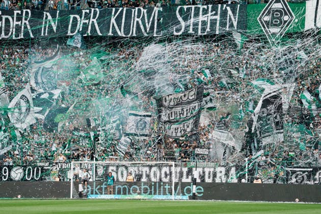 Deutschland: Fußball 1. Bundesliga Männer 2026 - 2027, 2. Spieltag - VfL Borussia Mönchengladbach vs SV Elversberg (ista Borussia Park): Choreografie, Choreo, Nordkurve, erstes Heimspiel, Pyro, Rauch *** Germany Men s Soccer Bundesliga 1 2026–2027, Matchday 2: VfL Borussia Mönchengladbach vs. SV Elversberg at Borussia Park—choreography, North Stand, first home game, pyrotechnics, smoke Copyright: xThiemoxRudolphx