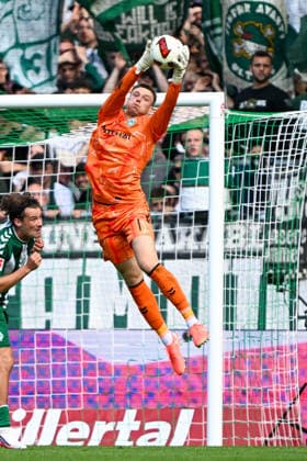 1. Bundesliga: SV Werder Bremen - RB Leipzig am 05.09.2026 im Weserstadion in Bremen Torwart Karl Hein (Bremen) am Ball. *** 1 Bundesliga: SV Werder Bremen vs. RB Leipzig on September 5, 2026, at the Weserstadion in Bremen; goalkeeper Karl Hein of Bremen in possession of the ball MT