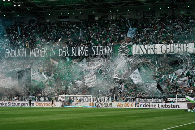Deutschland: Fußball 1. Bundesliga Männer 2026 - 2027, 2. Spieltag - VfL Borussia Mönchengladbach vs SV Elversberg (ista Borussia Park): Choreografie, Choreo, Nordkurve, erstes Heimspiel, Pyro, Rauch *** Germany Men s Soccer Bundesliga 1 2026–2027, Matchday 2: VfL Borussia Mönchengladbach vs. SV Elversberg at Borussia Park—choreography, North Stand, first home game, pyrotechnics, smoke Copyright: xThiemoxRudolphx