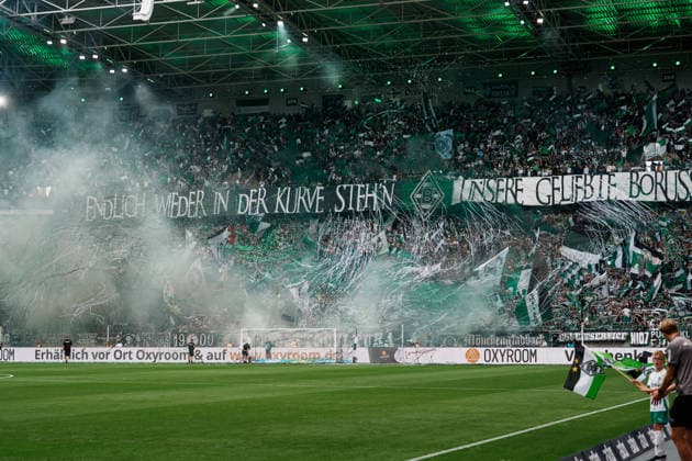 Deutschland: Fußball 1. Bundesliga Männer 2026 - 2027, 2. Spieltag - VfL Borussia Mönchengladbach vs SV Elversberg (ista Borussia Park): Choreografie, Choreo, Nordkurve, erstes Heimspiel, Pyro, Rauch *** Germany Men s Soccer Bundesliga 1 2026–2027, Matchday 2: VfL Borussia Mönchengladbach vs. SV Elversberg at Borussia Park—choreography, North Stand, first home game, pyrotechnics, smoke Copyright: xThiemoxRudolphx