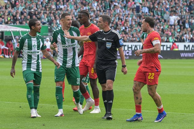 Diskussion mit Schiedsrichter Benjamin Brand wegen einer Elfmeterentscheidung , SV Werder Bremen - RB Leipzig, Fussball, Bundesliga, DFL, 05.9.2026 DFB regulations prohibit any use of photographs as image sequences and or quasi-video Bremen Bremen Deutschland *** Discussion with referee Benjamin Brand regarding a penalty kick call, SV Werder Bremen vs. RB Leipzig, soccer, Bundesliga, DFL, September 5, 2026. DFB regulations prohibit any use of photographs as image sequences and or quasi-video. Bremen, Bremen, Germany Copyright: xkolbert-press BurghardxSchreyerx