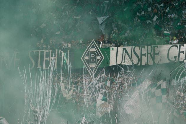 Deutschland: Fußball 1. Bundesliga Männer 2026 - 2027, 2. Spieltag - VfL Borussia Mönchengladbach vs SV Elversberg (ista Borussia Park): Choreografie, Choreo, Nordkurve, erstes Heimspiel, Pyro, Rauch *** Germany Men s Soccer Bundesliga 1 2026–2027, Matchday 2: VfL Borussia Mönchengladbach vs. SV Elversberg at Borussia Park—choreography, North Stand, first home game, pyrotechnics, smoke Copyright: xThiemoxRudolphx