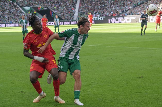 v. li. im Zweikampf Johan Bakayoko (RB Leipzig 11) und Oliver Deman (SV Werder Bremen 2), SV Werder Bremen - RB Leipzig, Fussball, Bundesliga, DFL, 05.9.2026 DFB regulations prohibit any use of photographs as image sequences and or quasi-video Bremen Bremen Deutschland *** From left: Johan Bakayoko (RB Leipzig 11) and Oliver Deman (SV Werder Bremen 2) in a one-on-one battle, SV Werder Bremen vs. RB Leipzig, soccer, Bundesliga, DFL, September 5, 2026. DFB regulations prohibit any use of photographs as image sequences and or quasi-video. Bremen, Bremen, Germany Copyright: xkolbert-press BurghardxSchreyerx