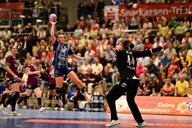 Handball I Frauen I Saison 2026-2027 I Bundesliga I 2. Spieltag I Buxtehuder SV - HC Leipzig I 05.09.2026 Wurf Paula Mews (9, Buxtehuder Sportverein) gegen Janine Fleischer (44, HC Leipzig) Buxtehude Halle Nord (Neu) Niedersachsen Deutschland Copyright: xLobeca FelixxWeißbergx