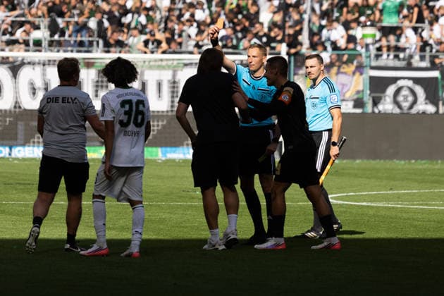 Mönchengladbach, Deutschland 03. Mai 2026: 1. BL - 2026 2027 - Sp. 2 - Borussia Mönchengladbach gegen SV Elversberg Im Bild: Trainer Vincent Wagner (SV) erhält die rote Karte DFL DFB regulations prohibit any use of photographs as image sequences and or quasi-video. ista-Borussia Park Nordrhein Westfalen *** Mönchengladbach, Germany May 3, 2026 Bundesliga 2026–2027 Matchday 2: Borussia Mönchengladbach vs. SV Elversberg. Pictured: Coach Vincent Wagner of SV Elversberg receives a red card. DFL and DFB regulations prohibit any use of photographs as image sequences and or quasi-video content. Borussia Park, North Rhine-Westphalia Copyright: xFotostandx xGörtzx
