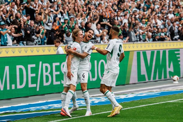 Deutschland: Fußball 1. Bundesliga Männer 2026 - 2027, 2. Spieltag - VfL Borussia Mönchengladbach vs SV Elversberg (ista Borussia Park): Jubel, Tor, Führung, Treffer, Freude, feiern, Emotionen von Hugo Bolin (Borussia Mönchengladbach, 38), Kevin Diks (Borussia Mönchengladbach, 4), Franck Honorat (Borussia Mönchengladbach, 9) *** Germany Soccer 1st Bundesliga Men 2026–2027, Matchday 2: VfL Borussia Mönchengladbach vs. SV Elversberg at Borussia Park—cheers, goal, lead, score, joy, celebration, emotions from Hugo Bolin of Borussia Mönchengladbach, 38, Kevin Diks (Borussia Mönchengladbach), 4, Franck Honorat (Borussia Mönchengladbach), 9 Copyright: xThiemoxRudolphx