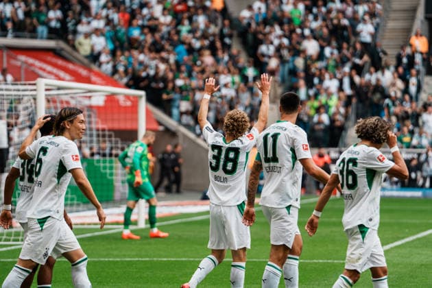 Deutschland: Fußball 1. Bundesliga Männer 2026 - 2027, 2. Spieltag - VfL Borussia Mönchengladbach vs SV Elversberg (ista Borussia Park): Jubel, Tor, Führung, Treffer, Freude, feiern, Emotionen, 1 zu 0 von Hugo Bolin (Borussia Mönchengladbach, 38), winken *** Germany Soccer 1 Bundesliga Men 2026–2027, Matchday 2: VfL Borussia Mönchengladbach vs. SV Elversberg at Borussia Park—cheers, goal, lead, strike, joy, celebration, emotions, 1–0 by Hugo Bolin (Borussia Mönchengladbach), 38 , waving Copyright: xThiemoxRudolphx