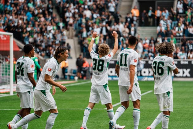 Deutschland: Fußball 1. Bundesliga Männer 2026 - 2027, 2. Spieltag - VfL Borussia Mönchengladbach vs SV Elversberg (ista Borussia Park): Jubel, Tor, Führung, Treffer, Freude, feiern, Emotionen, 1 zu 0 von Hugo Bolin (Borussia Mönchengladbach, 38), winken *** Germany Soccer 1 Bundesliga Men 2026–2027, Matchday 2: VfL Borussia Mönchengladbach vs. SV Elversberg at Borussia Park—cheers, goal, lead, strike, joy, celebration, emotions, 1–0 by Hugo Bolin (Borussia Mönchengladbach), 38 , waving Copyright: xThiemoxRudolphx