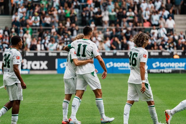 Deutschland: Fußball 1. Bundesliga Männer 2026 - 2027, 2. Spieltag - VfL Borussia Mönchengladbach vs SV Elversberg (ista Borussia Park): Jubel, Tor, Führung, Treffer, Freude, feiern, Emotionen, 1 zu 0 von Hugo Bolin (Borussia Mönchengladbach, 38), Umarmung, Tim Kleindienst (Borussia Mönchengladbach, 11) *** Germany Soccer 1 Bundesliga Men 2026–2027, Matchday 2: VfL Borussia Mönchengladbach vs. SV Elversberg at Borussia Park—cheers, goal, lead, strike, joy, celebration, emotions, 1–0 by Hugo Bolin (Borussia Mönchengladbach), 38th minute, hug, Tim Kleindienst, Borussia Mönchengladbach, 11 Copyright: xThiemoxRudolphx