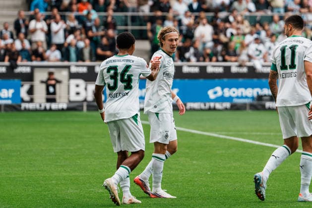 Deutschland: Fußball 1. Bundesliga Männer 2026 - 2027, 2. Spieltag - VfL Borussia Mönchengladbach vs SV Elversberg (ista Borussia Park): Jubel, Tor, Führung, Treffer, Freude, feiern, Emotionen, 1 zu 0 von Hugo Bolin (Borussia Mönchengladbach, 38), high five mit Mathieu Nguefack (Borussia Mönchengladbach, 34) *** Germany Soccer 1st Bundesliga Men 2026–2027, Matchday 2: VfL Borussia Mönchengladbach vs. SV Elversberg at Borussia Park—cheers, goal, lead, score, joy, celebration, emotions, 1–0 by Hugo Bolin of Borussia Mönchengladbach, 38, high five with Mathieu Nguefack of Borussia Mönchengladbach, 34 Copyright: xThiemoxRudolphx
