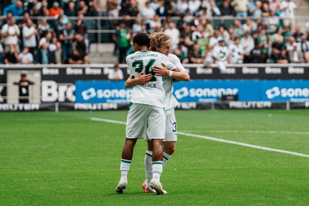 Deutschland: Fußball 1. Bundesliga Männer 2026 - 2027, 2. Spieltag - VfL Borussia Mönchengladbach vs SV Elversberg (ista Borussia Park): Jubel, Tor, Führung, Treffer, Freude, feiern, Emotionen, 1 zu 0 von Hugo Bolin (Borussia Mönchengladbach, 38), Umarmung mit Mathieu Nguefack (Borussia Mönchengladbach, 34) *** Germany Soccer 1st Bundesliga Men 2026–2027, Matchday 2: VfL Borussia Mönchengladbach vs. SV Elversberg at Borussia Park—cheers, goal, lead, score, joy, celebration, emotions, 1–0 by Hugo Bolin of Borussia Mönchengladbach, 38, hugging Mathieu Nguefack of Borussia Mönchengladbach, 34 Copyright: xThiemoxRudolphx