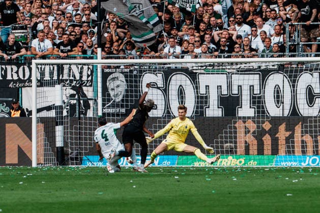 Deutschland: Fußball 1. Bundesliga Männer 2026 - 2027, 2. Spieltag - VfL Borussia Mönchengladbach vs SV Elversberg (ista Borussia Park): David Mokwa (SV Elversberg, 42) alleine vor Moritz Nicolas (Borussia Mönchengladbach, 1), Jubel, Tor, Freude, feiern, Spass, Emotionen, Ausgleich *** Germany Men s Soccer Bundesliga 1 2026–2027, Matchday 2: VfL Borussia Mönchengladbach vs. SV Elversberg at Borussia Park; David Mokwa (SV Elversberg), 42, one-on-one with Moritz Nicolas (Borussia Mönchengladbach), 1; cheering, goal, joy, celebration, fun, emotions, equalizer Copyright: xThiemoxRudolphx