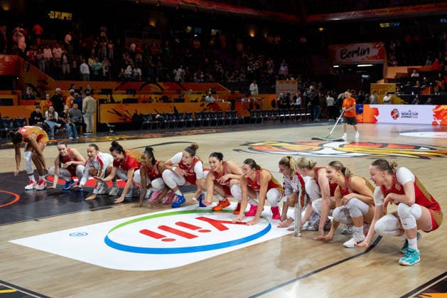 ungarische Mannschaft jubelt Jubel nach Sieg Spielende, GER, Nigeria vs. Ungarn, Basketball, FIBA Women s World Cup 2026, Gruppenphase, Spieltag 2, 05.09.2026 GER, Nigeria vs. Ungarn, Basketball, FIBA Women s World Cup 2026, Gruppenphase, Spieltag 2, 05.09.2026 Berlin Copyright: xEibner-Pressefoto MaxxVincenx EP_MVN