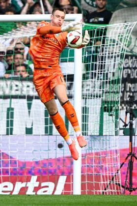 1. Bundesliga: SV Werder Bremen - RB Leipzig am 05.09.2026 im Weserstadion in Bremen Torwart Karl Hein (Bremen) am Ball. *** 1 Bundesliga: SV Werder Bremen vs. RB Leipzig on September 5, 2026, at the Weserstadion in Bremen; Bremen goalkeeper Karl Hein in action MT