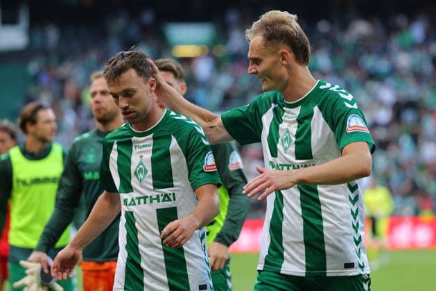 05.09.26, GER, Fussball, 1.FBL Männer, 2. Spieltag, Saison2026 2027, SV Werder Bremen vs. RB Leipzig Halbzeitpause 1:0. Youri Regeer (SV Werder Bremen 44) und Amos Pieper (SV Werder Bremen 05) Bremen Weserstadion Bremen Germany *** 05 09 26, GER, Soccer, 1st Men s Bundesliga, Matchday 2, 2026–2027 Season, SV Werder Bremen vs. RB Leipzig, Halftime 1–0, Youri Regeer (SV Werder Bremen, No. 44) and Amos Pieper (SV Werder Bremen, No. 05), Weserstadion, Bremen, Germany Copyright: xnordphotoxGmbHx xTauchnitzx