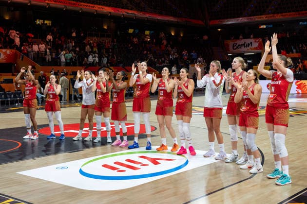 ungarische Mannschaft jubelt Jubel nach Sieg Spielende, Nina Aho (Ungarn, 10), Agnes Studer (Ungarn, 09), Yvonne Turner (Ungarn, 22), Virag Takacs-Kiss (Ungarn, 02), Agnes Torok (Ungarn, 13), Reka Lelik (Ungarn, 21), Dorka Juhasz (Ungarn, 14), Veronika Kanyasi (Ungarn, 07), Kinga Josepovits (Ungarn, 11), GER, Nigeria vs. Ungarn, Basketball, FIBA Women s World Cup 2026, Gruppenphase, Spieltag 2, 05.09.2026 GER, Nigeria vs. Ungarn, Basketball, FIBA Women s World Cup 2026, Gruppenphase, Spieltag 2, 05.09.2026 Berlin Copyright: xEibner-Pressefoto MaxxVincenx EP_MVN