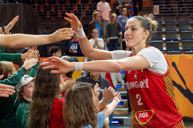 Virag Takacs-Kiss (Ungarn, 02) jubelt Jubel nach Sieg Spielende mit den Fans, GER, Nigeria vs. Ungarn, Basketball, FIBA Women s World Cup 2026, Gruppenphase, Spieltag 2, 05.09.2026 GER, Nigeria vs. Ungarn, Basketball, FIBA Women s World Cup 2026, Gruppenphase, Spieltag 2, 05.09.2026 Berlin Copyright: xEibner-Pressefoto MaxxVincenx EP_MVN