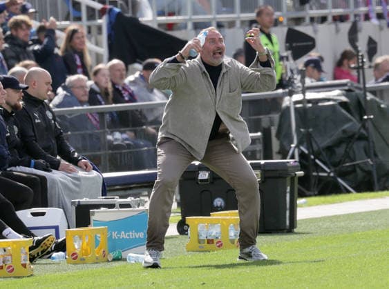 Trainer Tim Walter (Holstein Kiel) Fussball, Herren, Saison 2026 2027, 2.BL, Holstein Stadion, Holstein Kiel gegen 1.FC Nuernberg, 2-2 DFL REGULATIONS PROHIBIT ANY USE OF PHOTOGRAPHS AS IMAGE SEQUENCES AND OR QUASI-VIDEO. *** Coach Tim Walter, Holstein Kiel Soccer, Men s Team, 2026–2027 Season, 2nd Bundesliga, Holstein Stadium, Holstein Kiel vs. 1. FC Nuremberg, 2–2. DFL regulations prohibit any use of photographs as image sequences and or quasi-video content.