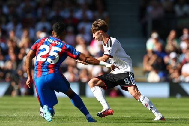 Cesar Palacios of Fulham takes on Anan Khalaili of Crystal Palace Fulham v Crystal Palace, Premier League Football, Football, Craven Cottage, London, UK - 05 Sep 2026London Craven Cottage United Kingdom EDITORIAL USE ONLY No use with unauthorised audio, video, data, fixture lists, club league logos or live services. Online in-match use limited to 120 images, no video emulation. No use in betting, games or single club league player publications. Copyright: xSimonxDael Shutterstockx 17134974be