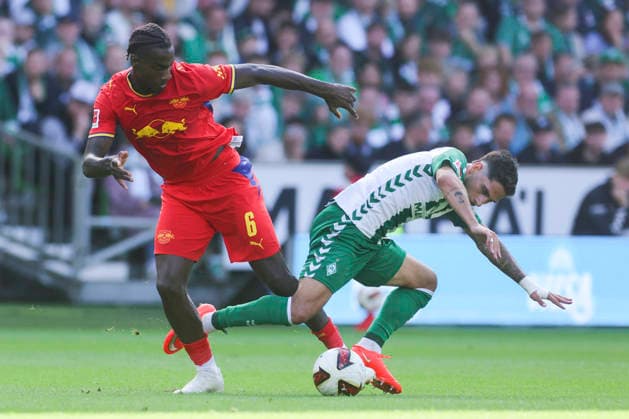 Ezechiel Banzuzi (RB Leipzig) und Ludovit Reis (Werder Bremen) kaempfen um den Ball waehrend des Spiels der 1. Bundesliga zwischen SV Werder Bremen und RB Leipzig, Weserstadion am 05. September 2026 in Bremen, Deutschland. (Foto von Marco Steinbrenner DeFodi Images) +++ Ezechiel Banzuzi (RB Leipzig) und Ludovit Reis (Werder Bremen) battle for the ball during the Bundesliga match between SV Werder Bremen and RB Leipzig at Weserstadion on September 5, 2026 in Bremen, Germany. (Photo by Marco Steinbrenner DeFodi Images) DFB DFL REGULATIONS PROHIBIT ANY USE OF PHOTOGRAPHS AS IMAGE SEQUENCES AND OR QUASI-VIDEO. (Photo by Marco Steinbrenner DeFodi Images) - *** Ezechiel Banzuzi of RB Leipzig and Ludovit Reis of Werder Bremen battle for the ball during the Bundesliga match between SV Werder Bremen and RB Leipzig at Weserstadion on September 5, 2026, in Bremen, Germany. Photo by Marco Steinbrenner, DeFodi Images. Ezechiel Banzuzi of RB Leipzig and Ludovit Reis of Werder Bremen battle for the ball during the Bundesliga match between SV Werder Bremen and RB Leipzig at Weserstadion on September 5, 2026 in Bremen, Germany. Photo by Marco Steinbrenner, DeFodi Images. DFB and DFL regulations prohibit any use of photographs as image sequences and or quasi-video. Photo by Marco Steinbrenner, DeFodi Images.