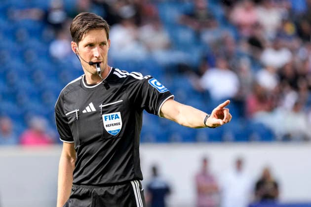 Dr. Matthias Jöllenbeck (Schiedsrichter), gibt Anweisungen, gestikuliert, mit den Armen gestikulieren, Einzelbild, Einzelfoto, Aktion, Action, 05.09.2026, Sinsheim (Deutschland), Fussball, Bundesliga, TSG 1899 Hoffenheim - Borussia Dortmund, DFB DFL REGULATIONS PROHIBIT ANY USE OF PHOTOGRAPHS AS IMAGE SEQUENCES AND OR QUASI-VIDEO. *** Dr. Matthias Jöllenbeck, referee, giving instructions, gesturing, gesturing with his arms, single frame, single photo, action, 05 09 2026, Sinsheim, Germany, soccer, Bundesliga, TSG 1899 Hoffenheim vs. Borussia Dortmund, DFB and DFL regulations prohibit any use of photographs as image sequences and or quasi-video xozx