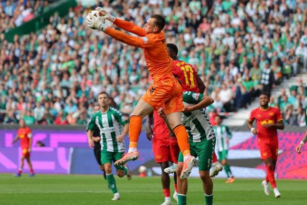 05.09.26, GER, Fussball, 1.FBL Männer, 2. Spieltag, Saison2026 2027, SV Werder Bremen vs. RB Leipzig Torwart Parade von Torwart Karl Hein (SV Werder Bremen 01) Bremen Weserstadion Bremen Germany *** 05 09 26, GER, Soccer, 1st Men s Bundesliga, Matchday 2, 2026–2027 Season, SV Werder Bremen vs. RB Leipzig: Save by SV Werder Bremen goalkeeper Karl Hein at Weserstadion, Bremen, Germany Copyright: xnordphotoxGmbHx xTauchnitzx